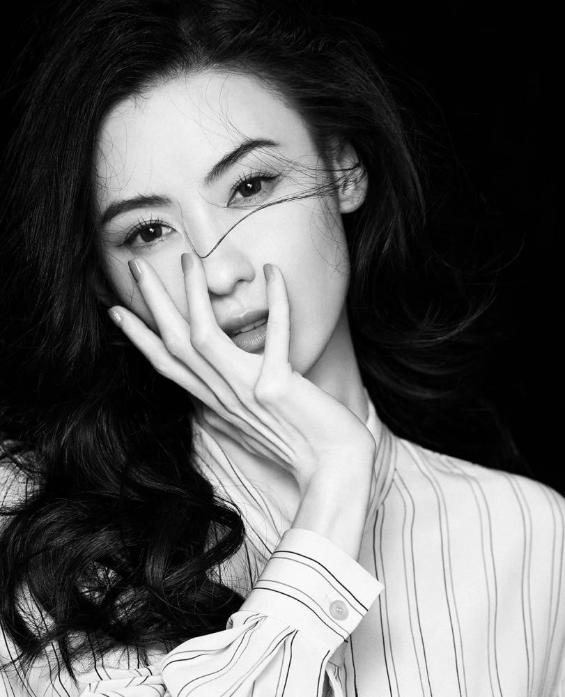 张柏芝演绎秋日新风尚西装夹克尽显优雅格调