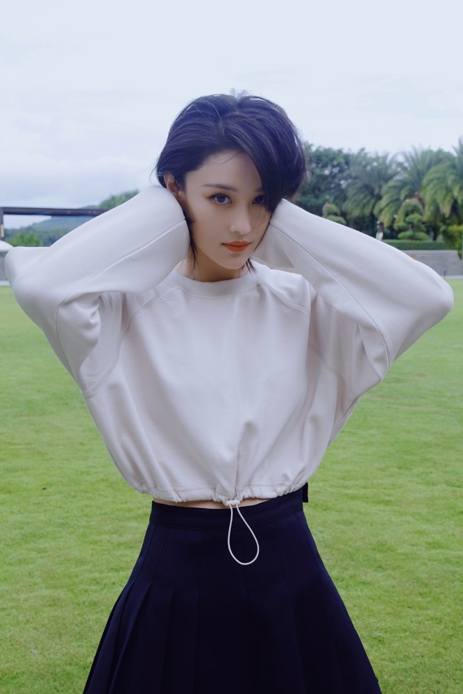 张馨予晒照甜美可爱,短发造型飒爽干练,婚后生活惬意惹人羡_腾讯新闻