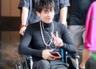 凤凰传奇中的曾毅录制节目出意外已经坐上了轮椅没办法行走