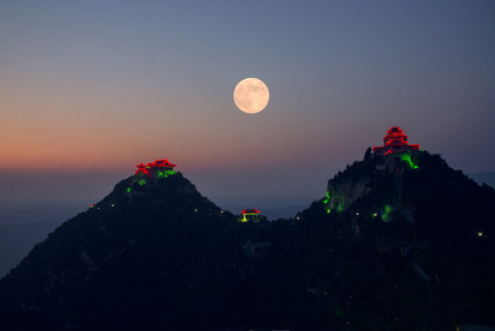 蒙山在太原西南约20公里处,晋祠以北的寺底村,主峰高1325米,蒙山晓月