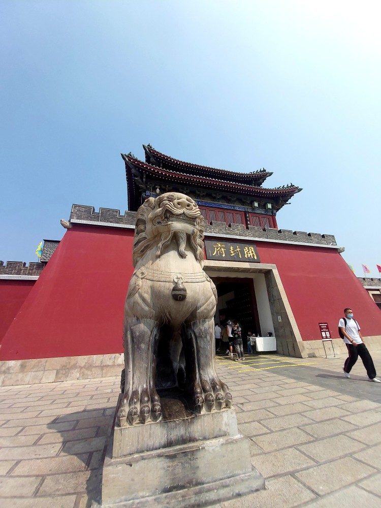 据史载,西汉初因避汉景帝刘启之名讳,将启封县改为开封县,这便是"开封