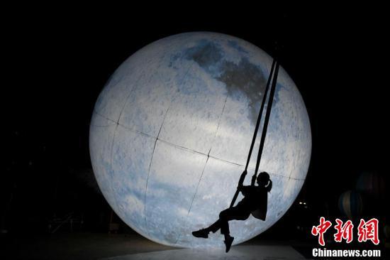 长沙市民吊威亚体验嫦娥奔月