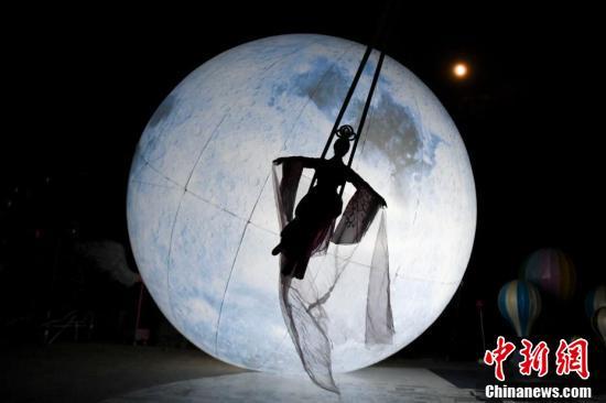 长沙市民吊威亚体验嫦娥奔月
