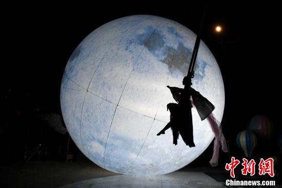 长沙市民吊威亚体验嫦娥奔月