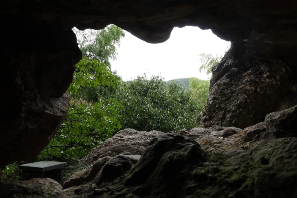 我们带上伞,去寻找四窗岩.走过水库旁的木栈道,便进入了峭崖边的山路.