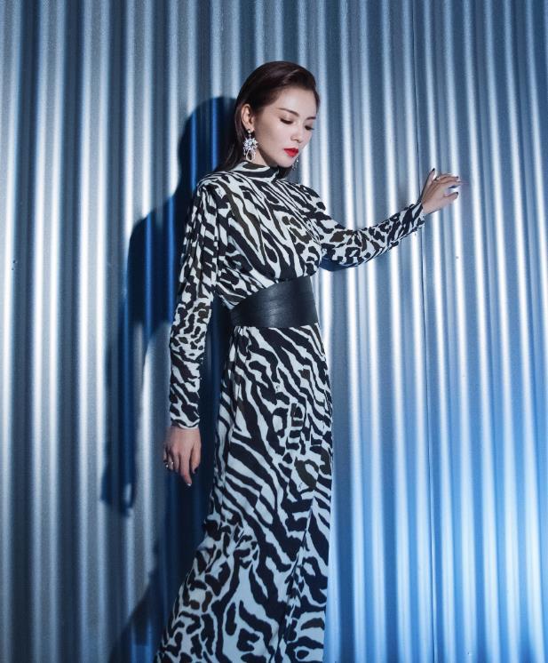 刘涛斑马纹连衣裙大片,黑色束腰勾勒窈窕身姿,大背头气场强