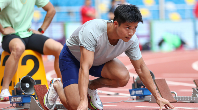 苏炳添首秀小组第一轻松晋级放掉20米对手仍望尘莫及