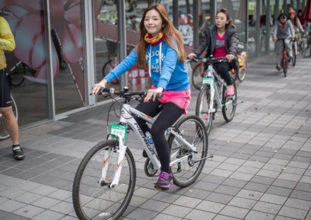 想要通過騎單車減肥,騎單車時一定要進行變速,也就是說要依靠快慢速度