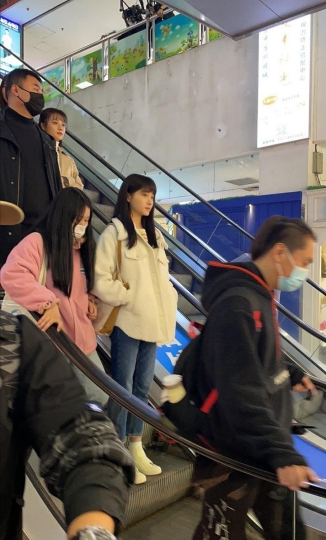 关晓彤逛街被偶遇,穿黑丝脚踩皮靴走性感风,衣服平价被嘲造型土