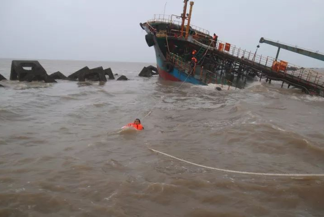 第一个发现翻船事故的村民:有孩子在船沿哭,用绳子救下9名学生