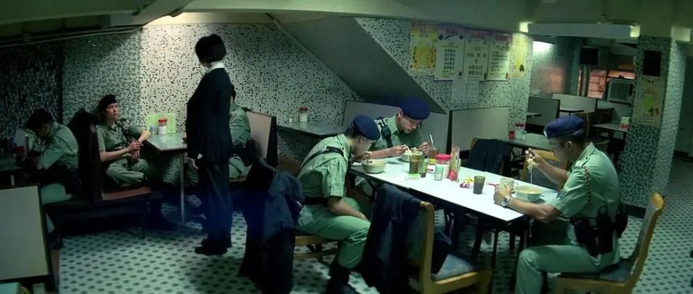 警察们在执行任务,监视嫌疑人的空隙在茶餐厅吃个宵夜,不过分吧?