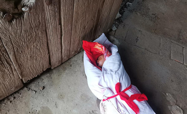 可怜刚出生婴儿被丢弃庆幸被发现后已送医治疗