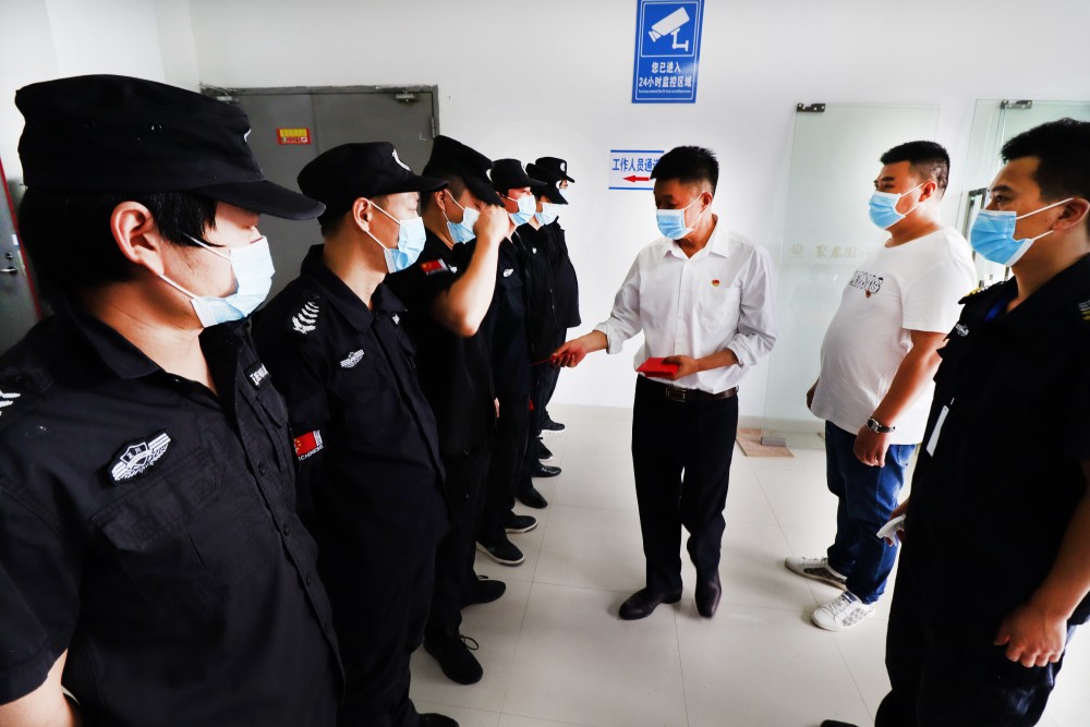 最美坚守者!福建正川保安公司党支部慰问中秋节坚守一线的员工