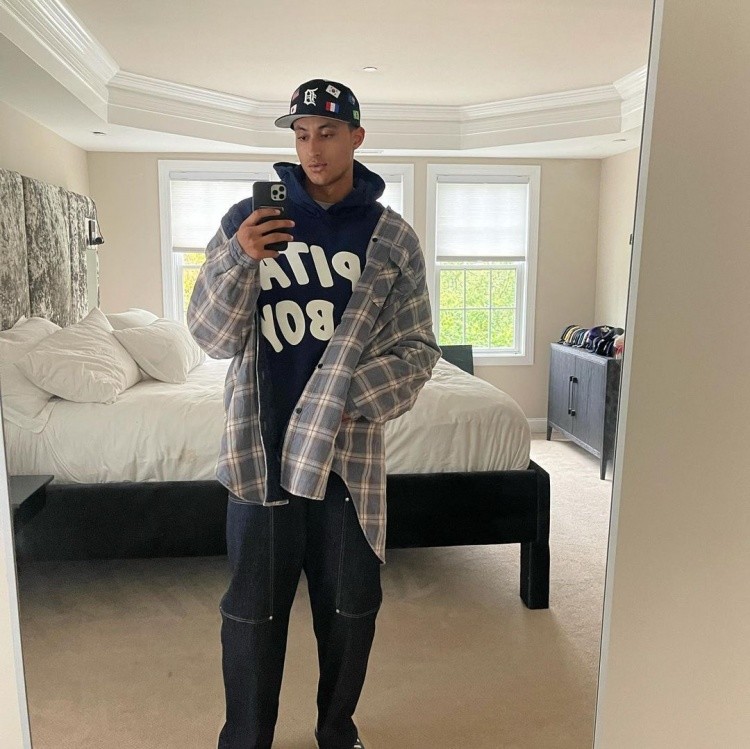 风格独特!库兹马更新社媒晒出近期个人照