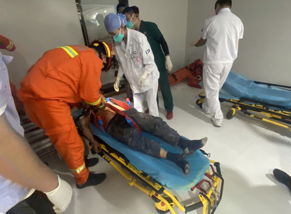 北京海淀一建筑维修时电梯坠落消防员抢救伤员现场图曝光