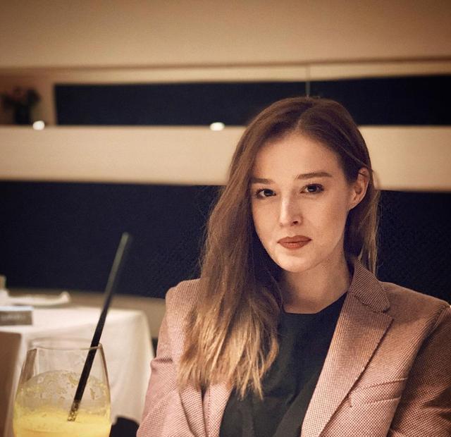 基础款穿出高级感,塞尔维亚女演员米莱纳拉尽显优雅,不愧是学霸