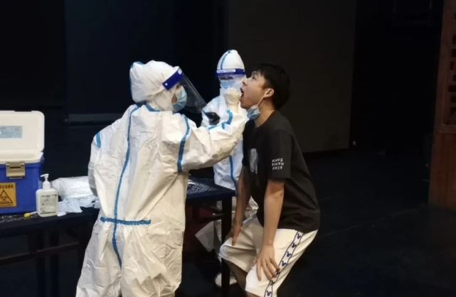 限流接待 间隔而坐|张家界魅力湘西|魅力湘西|疫情防控|口罩|大剧院