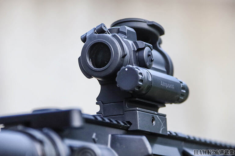 枪械专家讲解反射式红点瞄准具是射击新手最佳的枪械配件之一