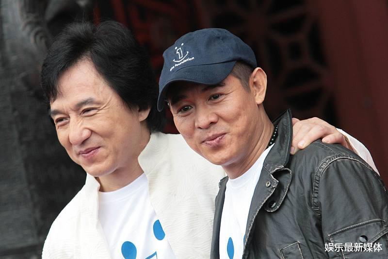 成龙接受媒体采访,被问你和李连杰谁厉害,成龙做出回应