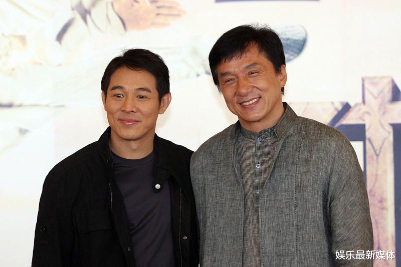 成龙接受媒体采访,被问你和李连杰谁厉害,成龙做出回应