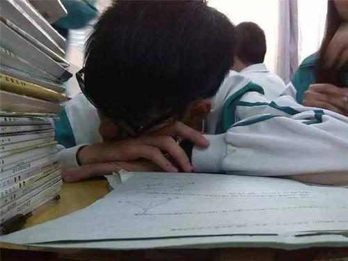 学生上课睡觉管不管当这成为一个问题的时候是教育出了问题