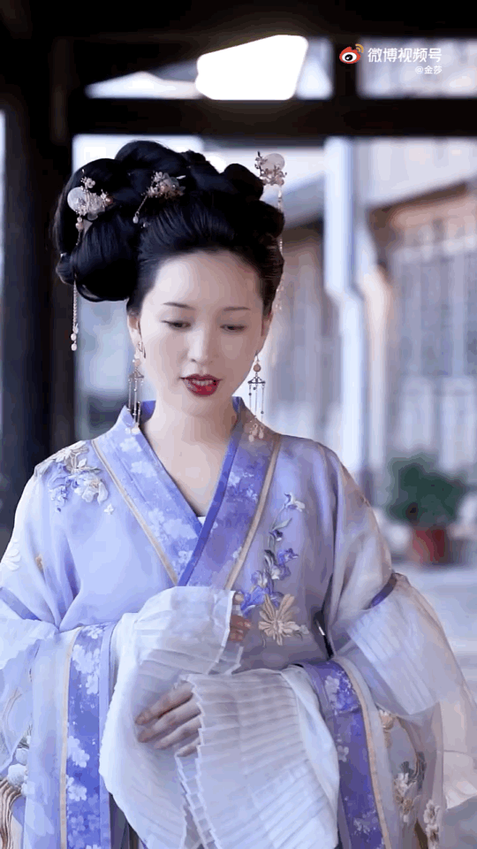 网友纷纷评价道:"金莎的古装扮相真的是太美了,这就是嫦娥本娥啊,感觉