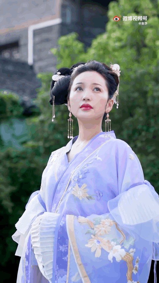 网友纷纷评价道:"金莎的古装扮相真的是太美了,这就是嫦娥本娥啊,感觉