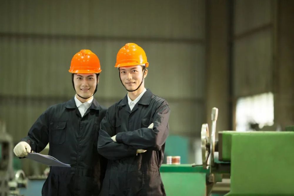 工厂老师傅为什么不愿带徒弟?多给钱也不干,背后原因"很现实"!