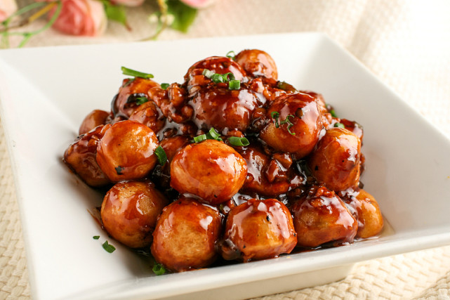 芋艿,小葱,生抽,老抽,糖,盐,油原料:红烧芋艿4,加入八角,桂皮和花椒是