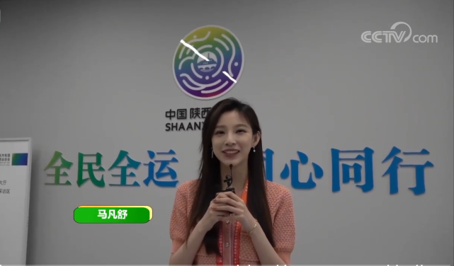 央视游泳记者冯旭带着马凡舒来到运动员休息室,向她介绍,500多人参加