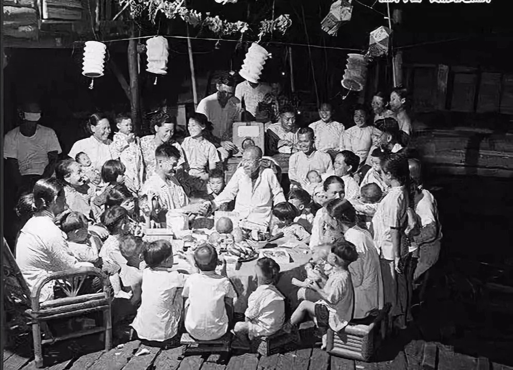 六十年代中秋节买月饼老照片