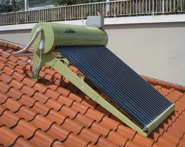 农村装太阳能和电热水器哪种划算?听过来人一讲,很多家庭想错了