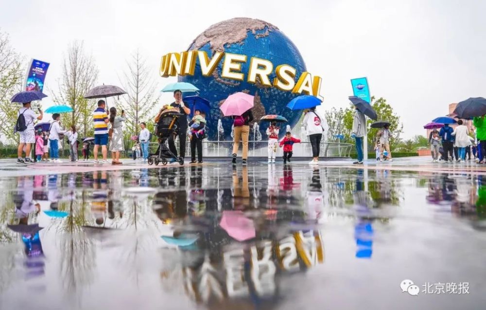 多图直击北京环球度假区开园第一天下雨不减热情
