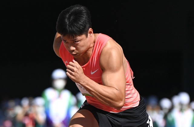 别人冲刺他"刹车" "苏神"亮相全运田径场引欢呼 10秒23轻松晋级半决赛