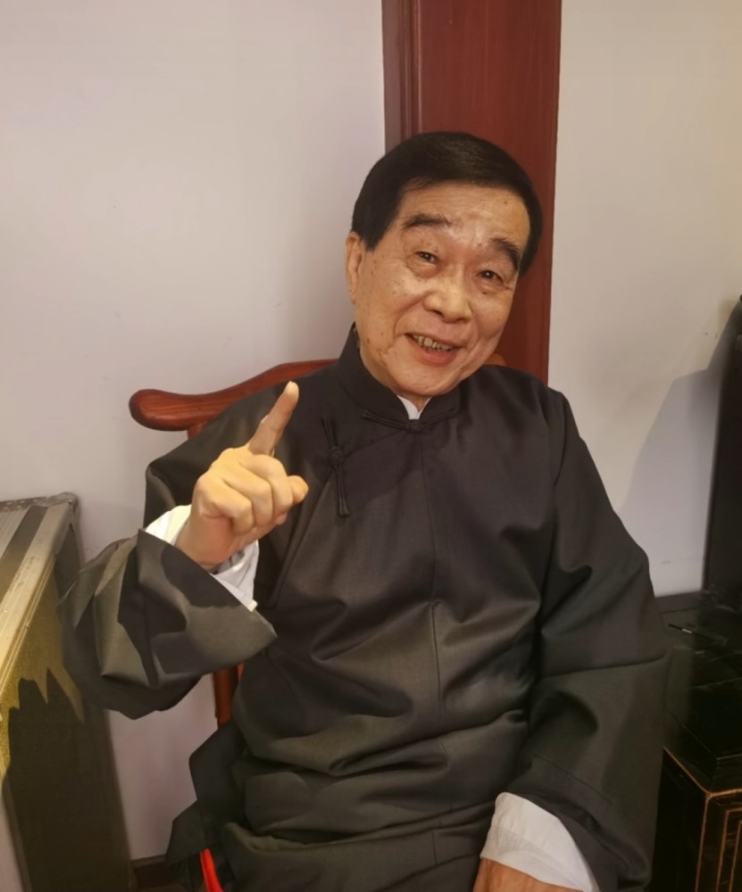 石富宽女儿晒视频德云社众人站立显拘谨老先生稳坐中间派头足