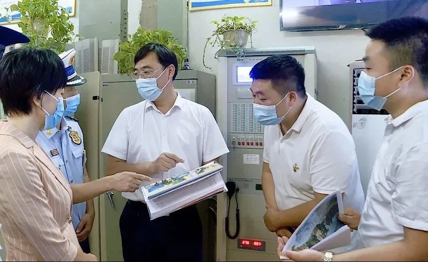 县委常委,常务副县长曾玉杰与相关职能部门负责同志一同检查.