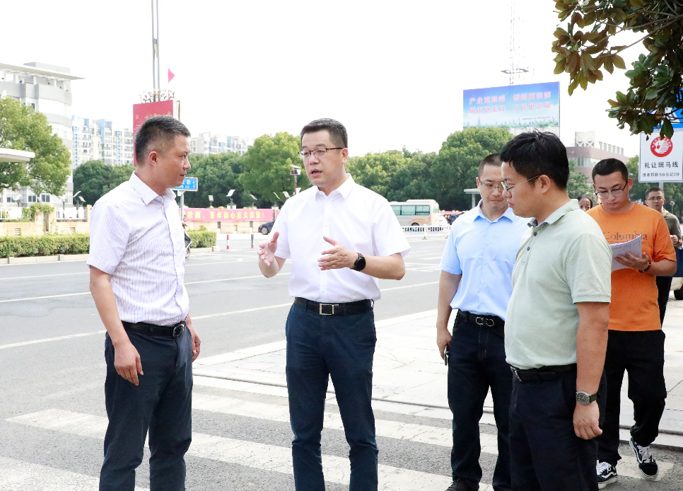 检查组一行先后走进 城区各中小学校,医院和 南闸街道,徐霞客镇等地