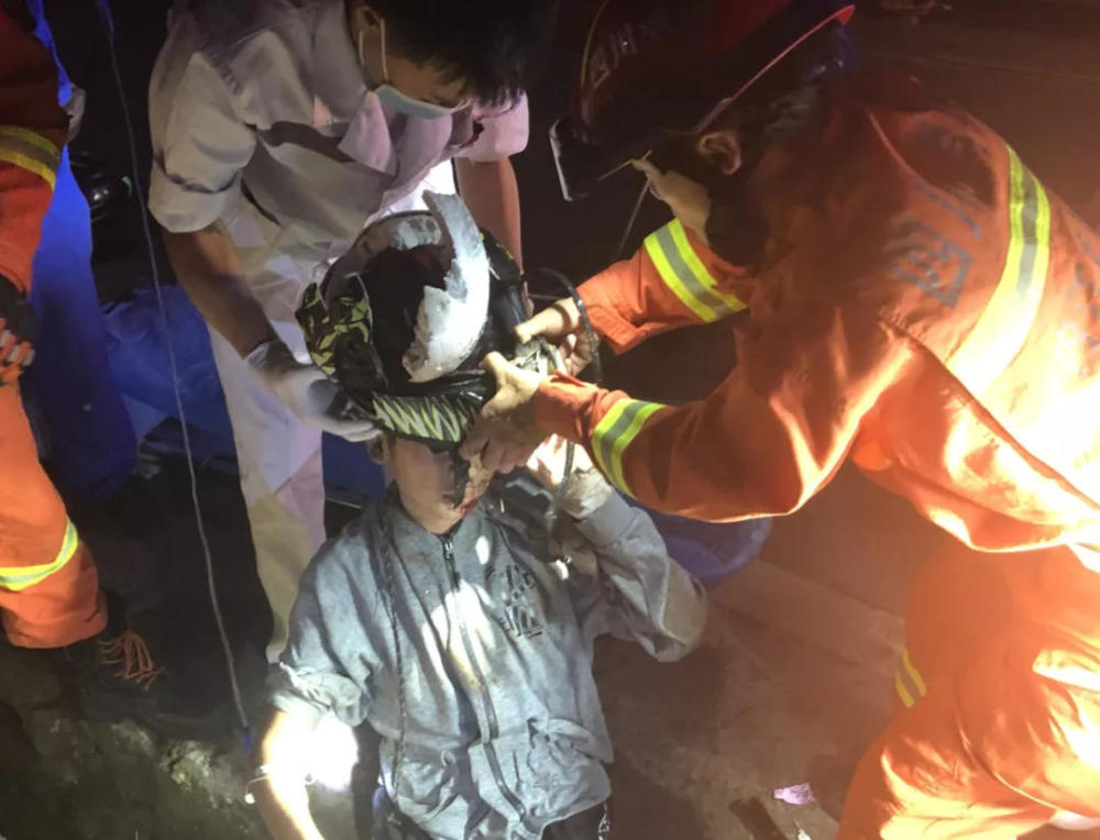 凌晨少年被路边水沟石墩卡住头部内江消防紧急救援