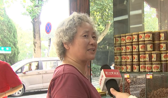 "炒货店老板 包慧敏:"每天的货是供不应求,我们这几天全部加班到晚上