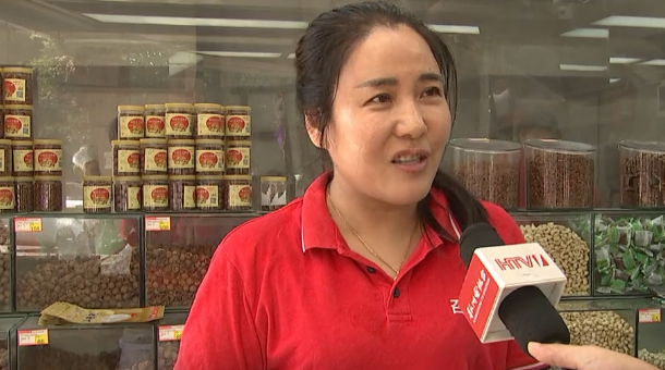 炒货店老板 包慧敏:"每天的货是供不应求,我们这几天全部加班到晚上