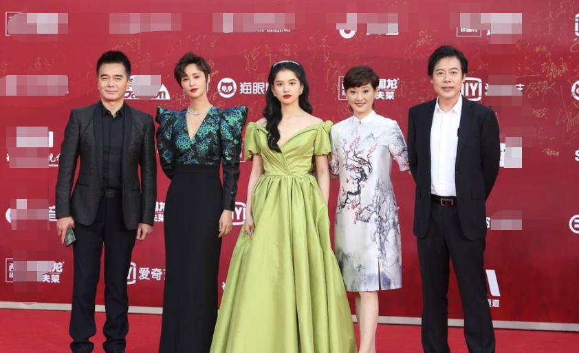 佟丽娅当主持人造型惊艳!同场白百何秀好身材,巩俐站c位气场强