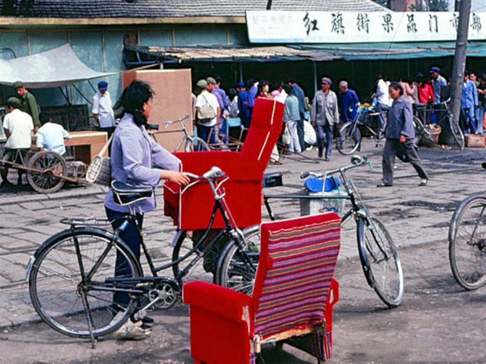 老照片:80年代的長春,買沙發用自行車馱回去