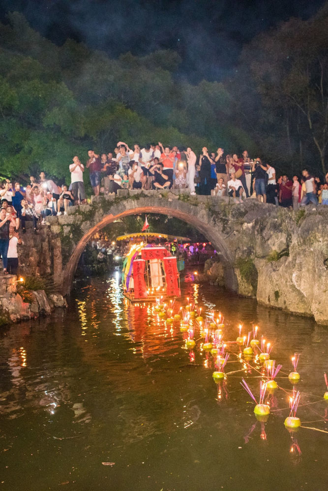 很好的"工具柚",在南方的许多地方,每逢节庆,就会有拿柚子插香的风俗