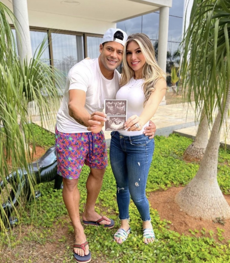 《邮报》写道,instagram的照片中,胡尔克把他的妻子抱离地面,并写道:"