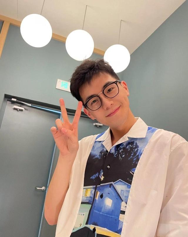 刘昊然胡歌的结合体!甜甜的笑,让我掉进这个00后男孩的酒窝里了