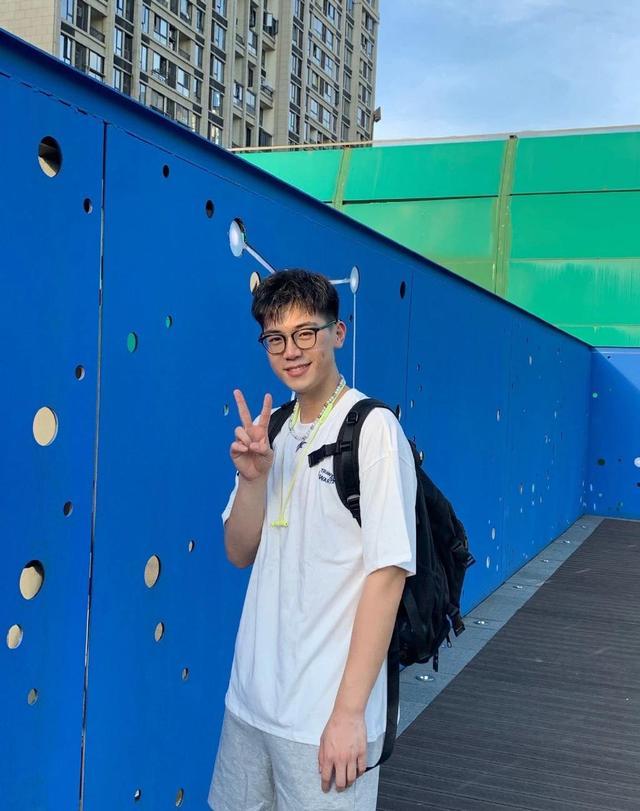 刘昊然胡歌的结合体!甜甜的笑,让我掉进这个00后男孩的酒窝里了