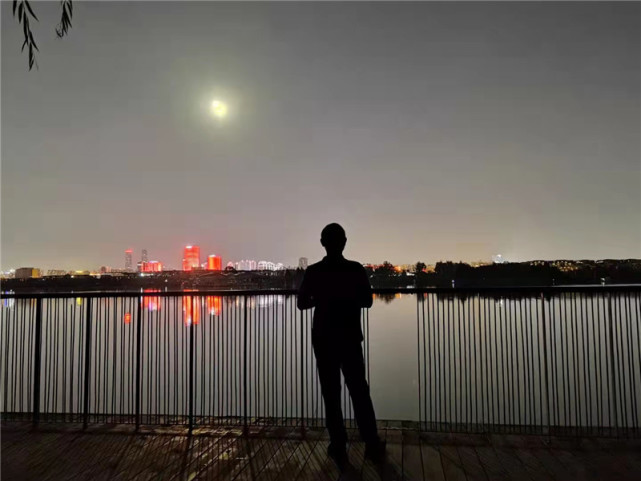 月下春城美翻了中秋前夜昆明人都在追拍