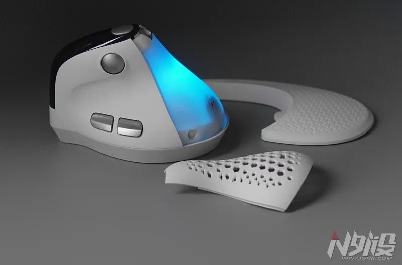 开箱图赏多彩一直深耕垂直人体工学鼠标领域,布局有多款产品,历经升级