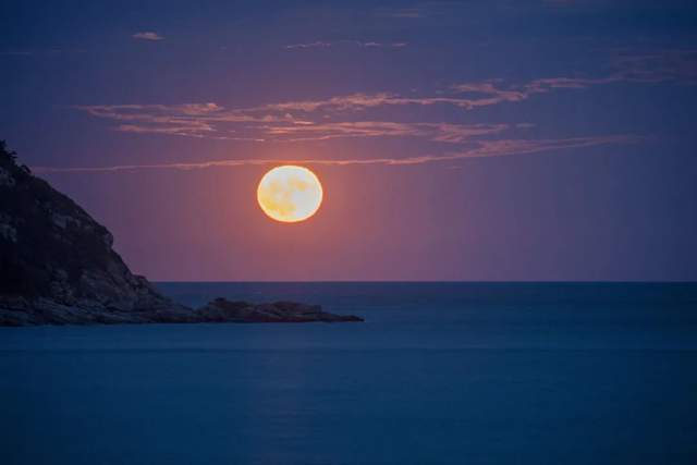 月影倒映在波光粼粼的海面,与海上仙山交相辉映,天上月亦是水中月