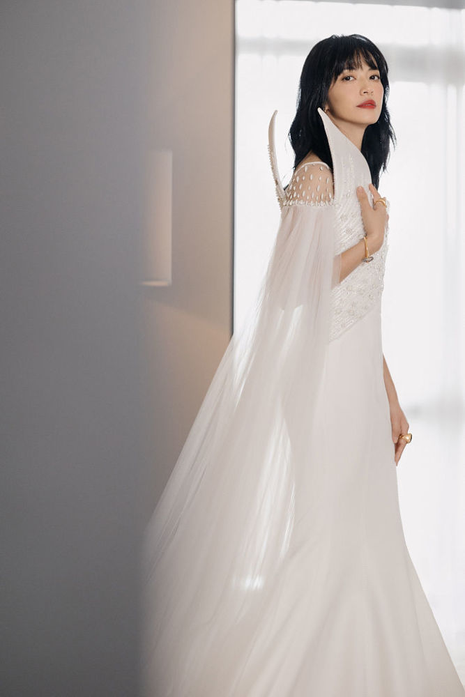 姚晨白战袍露肩亮相北影节红毯将演带有摇滚精神女青年